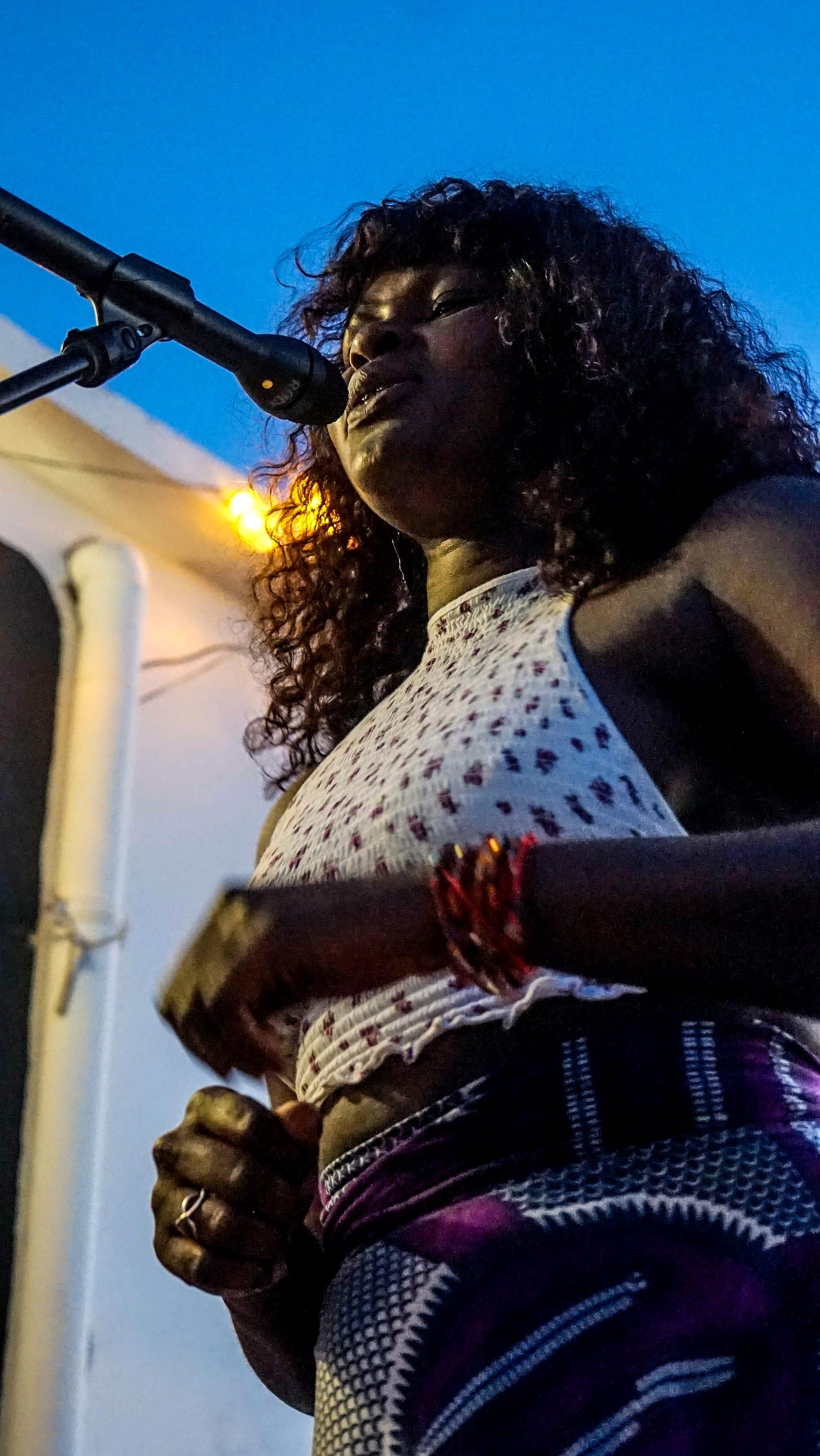 Vocalist mid-song at Azul Berg