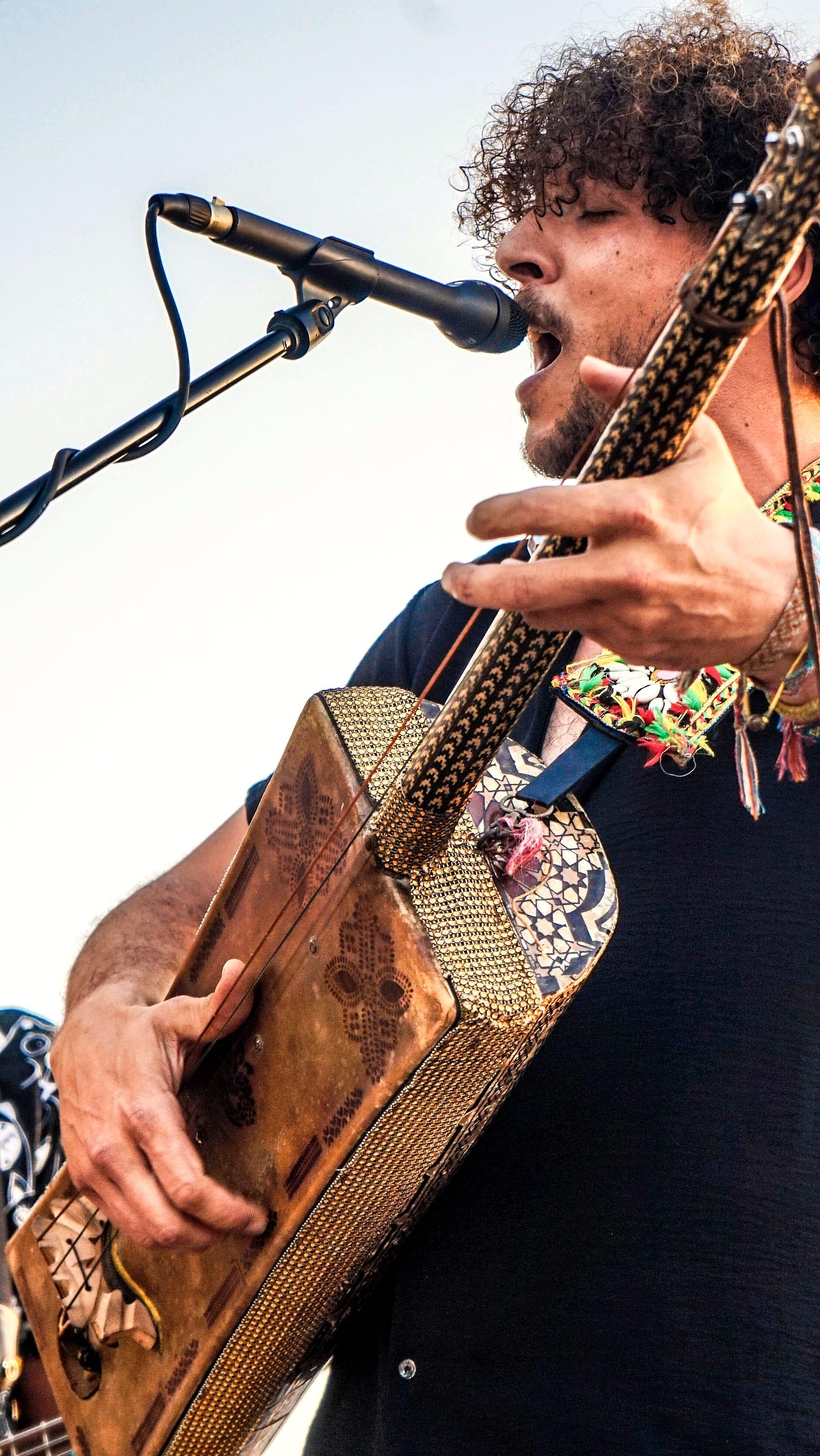 Guembri player at the jam session